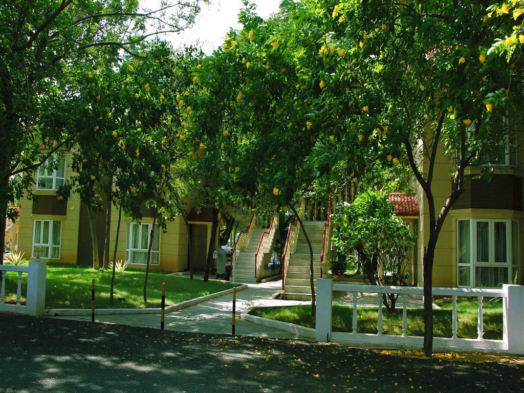 Pleasant Days Resort Chembarambakkam Lake Exterior foto